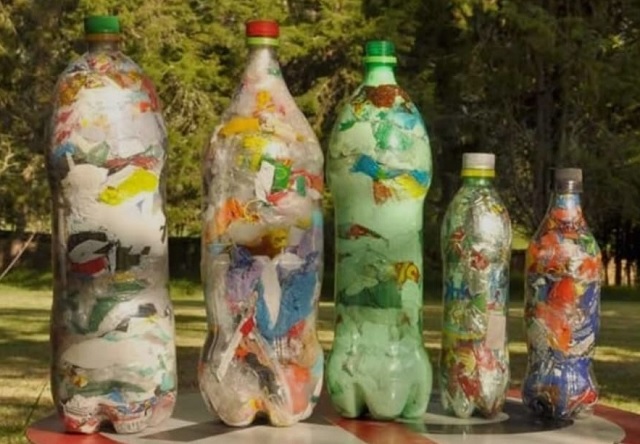 Ladrillos ecológicos hechos con botellas de plástico